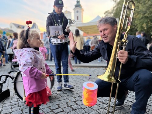 25. Setkání broučků s lampiónky